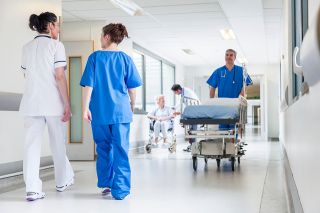 Foto: Krankenhausgang mit Mitarbeitern